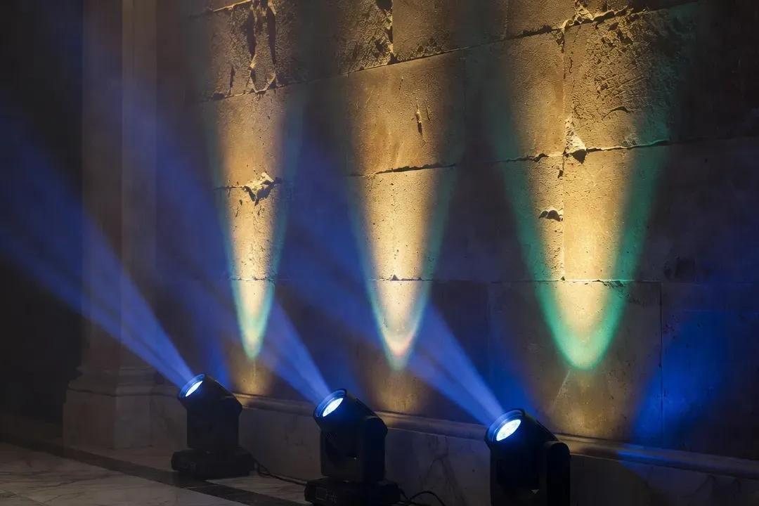Projecteurs LED uplighting placés au sol dans une salle de réception de mariage